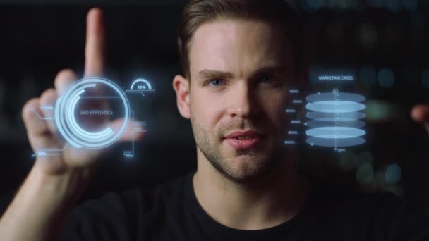 Digital ceo man holograms swipe analyse company benefits collecting data closeup — Video