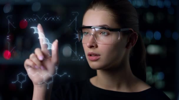 Gafas digitales mujer bioquímica inspeccionando el holograma de ADN buscando desviaciones — Vídeos de Stock