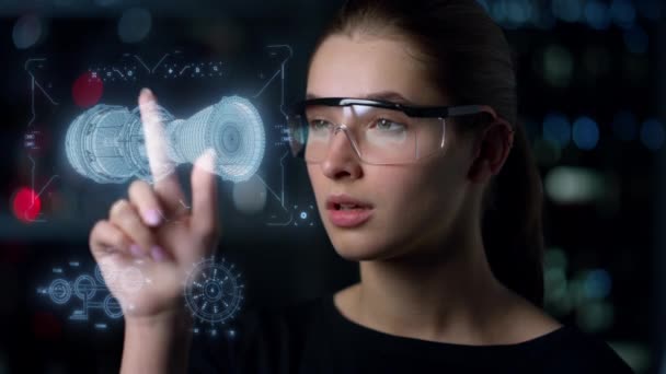 Inspección del holograma del motor mujer analizando la imagen holográfica en gafas digitales — Vídeo de stock