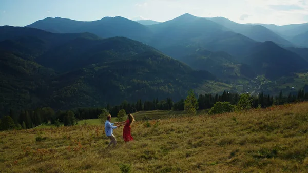 Повітряні гори пара танцює проти приголомшливих пагорбів панорама сонячного неба — стокове фото