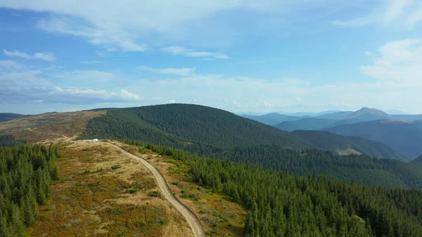 Drone rock park road τουριστικό πάρκο ημέρα όμορφο συννεφιασμένο ουρανό στο παρασκήνιο — Φωτογραφία Αρχείου