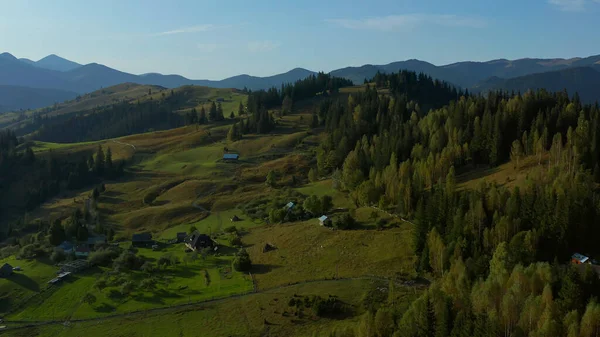 Drone solitarios edificios de montaña ver campos naturales verdes contra el cielo azul — Foto de Stock