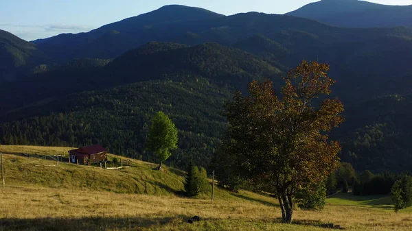 Banco de madera montañas nadie en tiro contra increíbles verdes colinas paisaje — Foto de Stock