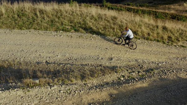 Mountain bike riding drone view rocky grassy path warm sunny summer day vacation — Φωτογραφία Αρχείου