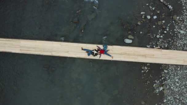 Aerial mountain bridge couple enjoying sky lying river relaxing active weekend — Vídeos de Stock