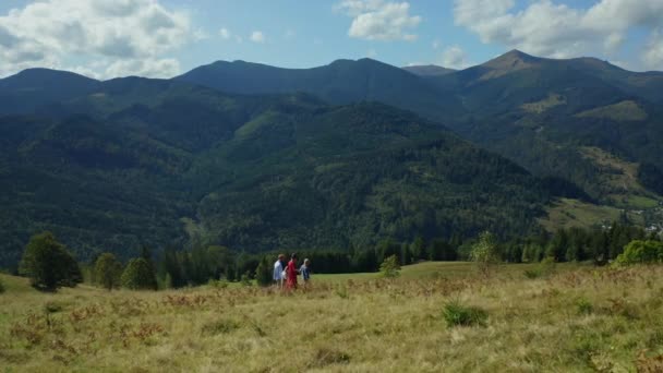 Children parents against hills walking together admiring beautiful landscape — стоковое видео