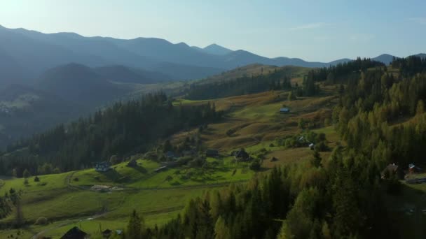 Samotne budynki górska dolina widok piękne zielone skaliste szczyty niebo tło — Wideo stockowe
