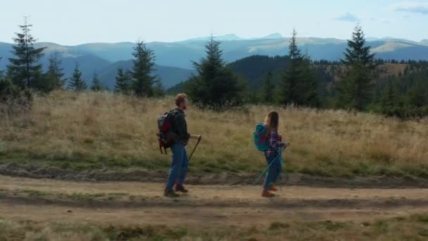 Turistas caminando sendero colinas explorando la naturaleza parque nacional soleado día cálido — Vídeo de stock