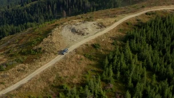 Drone αυτοκίνητο εκδρομή στο βουνό πρόκειται να βραχώδη κορυφή πράσινα δέντρα αυξανόμενη σκηνή — Αρχείο Βίντεο