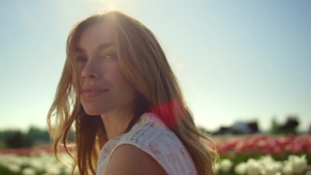 Romantyczna kobieta patrząca z miłością w parku kwiatów. Spokój dziewczyna uśmiecha się o wschodzie słońca. — Wideo stockowe