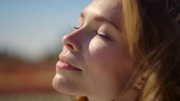 Mooi rood haar meisje met gesloten ogen dromen met glimlach in de zomer dag buiten. — Stockvideo