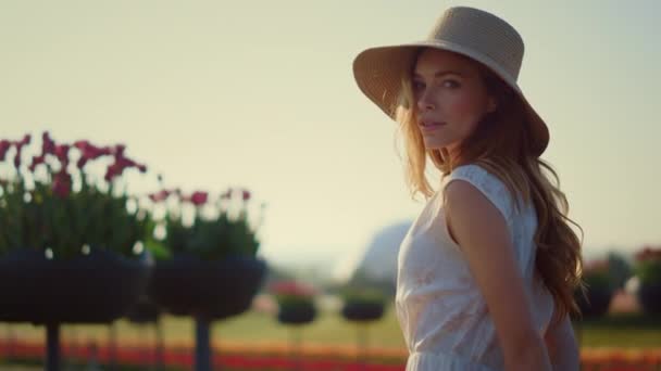 Sensual woman looking at camera outdoors. Beautiful girl turning face to sun. — Vídeo de stock