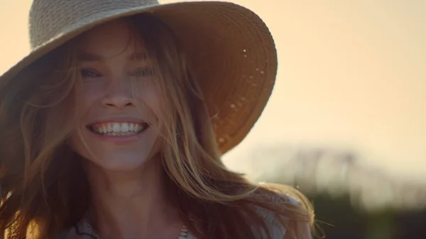 Szczęśliwa kobieta śmieje się w słońcu na świeżym powietrzu. Piękna pani w tle nieba — Zdjęcie stockowe