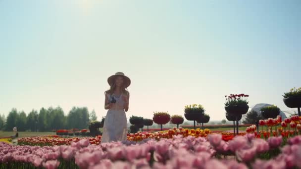 Beautiful woman laughing in spring flower garden. Pretty lady walking in meadow. — Stock Video