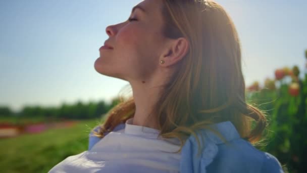 Beautiful woman enjoying sunshine outdoors. Happy girl lying in green meadow. — Vídeo de stock