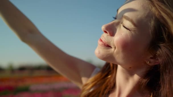 Porträtt av en vacker kvinna som tittar på solen. Närbild ung kvinna blundar. — Stockvideo