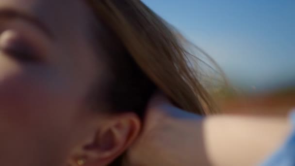 Ritratto di giovane donna godendo auto massaggio alla testa. Calma femminile toccando i capelli rossi. — Video Stock