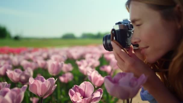 Close-up vrouw profiel schieten foto van bloem. Portret van een vrouw die foto 's maakt — Stockvideo