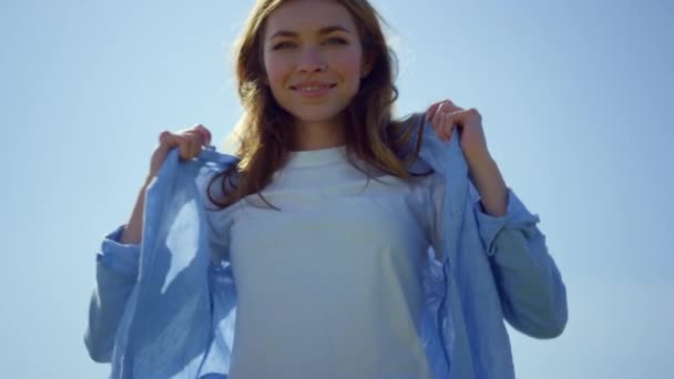 Closeup happy woman wearing shirt. Pretty girl feeling comfortable in summer day — ストック動画
