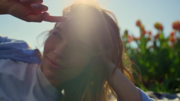 Gyönyörű nő megható vad szőke haj naplemente fény kék ég háttér. — Stock videók