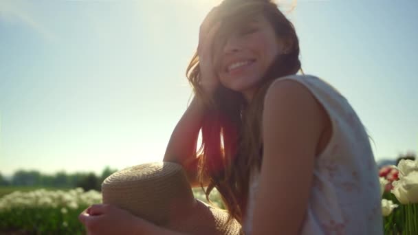 Retrato de chica juguetona sonriendo en reflejo solar. Mujer joven jugando pelo. — Vídeo de stock