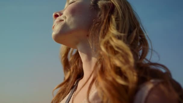 Detailní záběr žena s kamerou těší sluneční světlo v krásné zahradě s divokými květy — Stock video