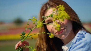 Tecavüz dallı güzel bir kadın yüzü bahar parkında gölgeler oluşturuyor..