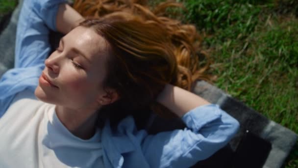 Closeup happy girl lying on green grass. Beautiful woman enjoying sun outdoors. — Stock video