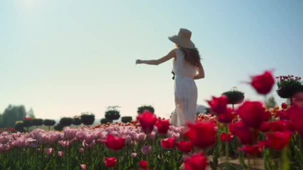 Elegante dama pasando tiempo en la naturaleza. Mujer romántica sonriendo en el jardín de flores. — Vídeo de stock