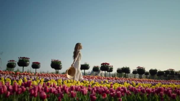 Fiatal nő pihent a nyári virágoskertben. Szabadságérzet a szabadban — Stock videók