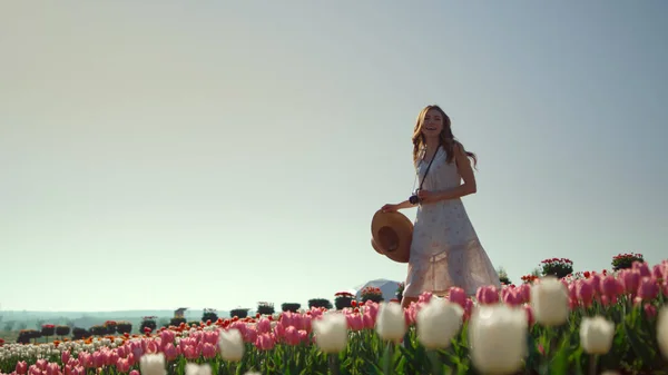 Szczęśliwa dziewczyna obracając się w tulipany ogrod.Creative młoda kobieta korzystających z kwiatów — Zdjęcie stockowe
