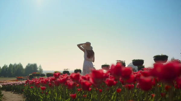 美丽的公园，有鲜花和女孩拍照。在郁金香地里散步的女人 — 图库照片