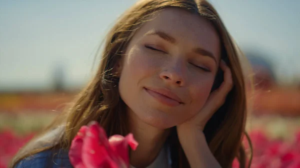 Pretty girl enjoying flower. Beautyful woman with closed eyes in floral garden. — Stock Photo, Image