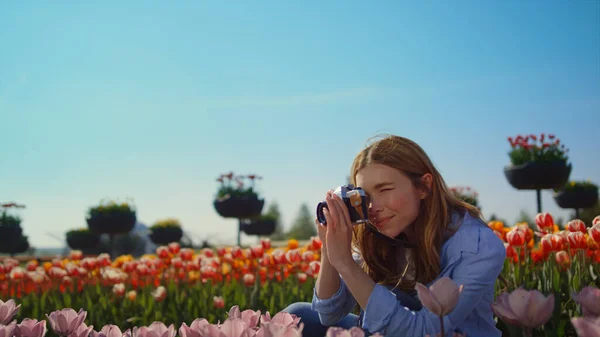 Emocjonalna kobieta patrząca na kwitnący ogród. Szczęśliwa dziewczyna biorąc zdjęcia kwiatów. — Zdjęcie stockowe