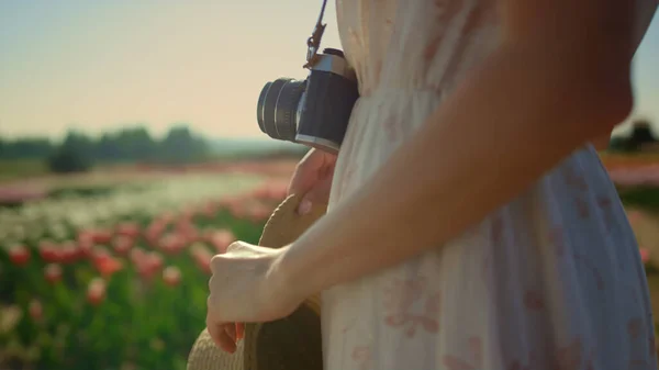 Belle mani donna toccare cappello primo piano. Gentile donna mani in luce solare. — Foto Stock