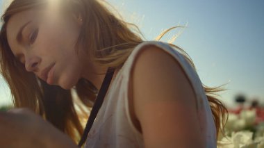 Dışarıda kamerayla çalışan ciddi bir kadın. Düşünceli kadın kontrol aygıtı. 