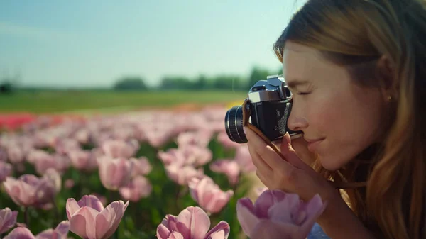 Zbliżenie kobieta profil fotografowanie zdjęcie kwiat. Portret kobiety robiącej zdjęcia — Zdjęcie stockowe