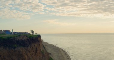 Gün batımı deniz kıyısı ufku güzel doğa sükunetiyle. Huzurlu konsept.