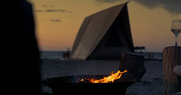 Οι άνθρωποι απολαμβάνουν κάμπινγκ ηλιοβασίλεμα παραλία κοντά στη φωτιά στη θάλασσα τοπίο. Χαλαρώστε την ιδέα. — Φωτογραφία Αρχείου