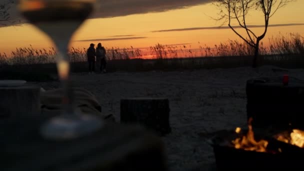 Romantyczna para marudząca o zachodzie słońca na plaży morskiej. Rodzina spędza czas razem w obozie — Wideo stockowe