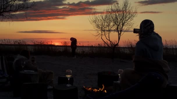 Friends Gruppe Party Strand am Sonnenuntergang Meer Küste Hintergrund. Familie beim Picknick. — Stockvideo