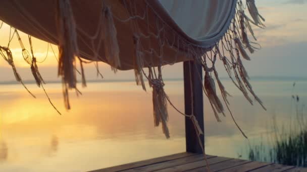 Bela vista do pôr-do-sol do mar no paraíso de verão. Rede sem pessoas na praia. — Vídeo de Stock