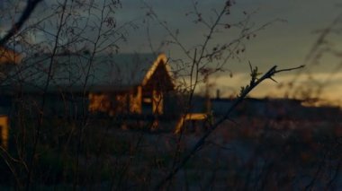 Romantik alacakaranlık sahili geçmişinde insanların olmadığı sahil evi günbatımı doğası..