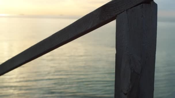 Solnedgång strand bro konstruktion i naturlig lugn hav landskap bakgrund. — Stockvideo