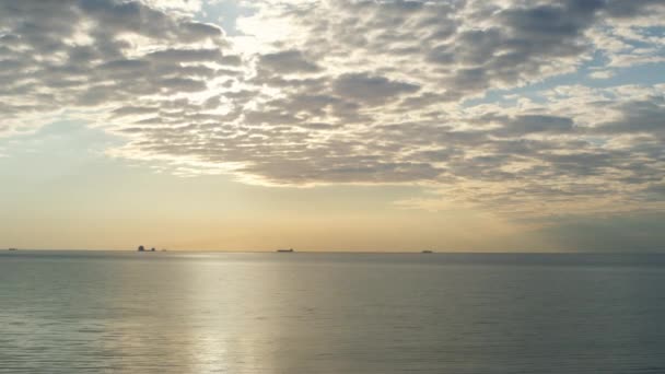 Céu belo horizonte do mar brilhando nuvens de pôr do sol em majestoso fundo natureza. — Vídeo de Stock