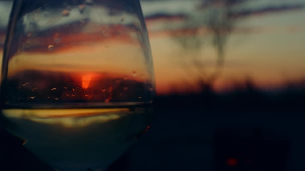 Abstract shot zonsondergang glas stralend gouden uur in prachtige natuur achtergrond. — Stockvideo