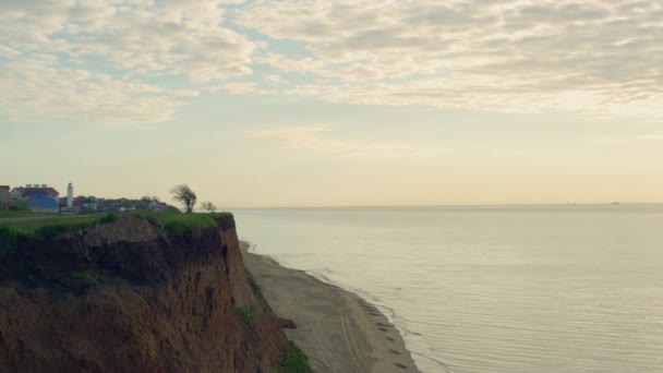 Coucher de soleil mer plage falaise horizon dans la belle nature calme. Concept pacifique. — Video