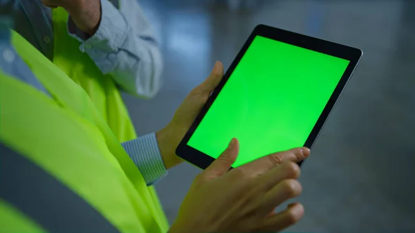 Trabalhadores da fábrica verificando tablet tela visto analisando informações mãos close-up — Fotografia de Stock