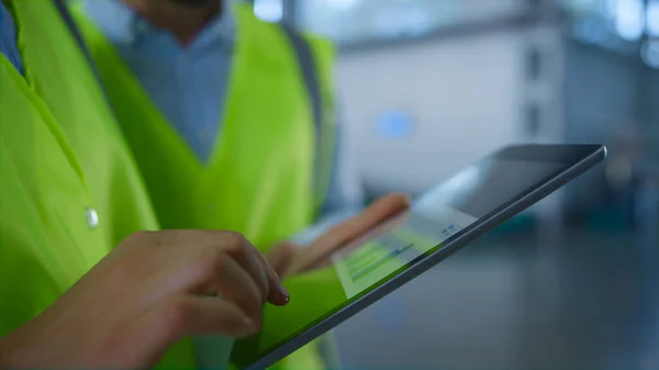Fechar os trabalhadores de armazenamento tablet dados verificando processo de inspeção de fabricação. — Fotografia de Stock