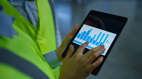 Trabajadores de la fábrica analizando gráficos comprobando los datos en las manos de la pantalla de la tableta — Foto de Stock